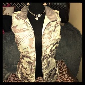 🌨🏂adorable woman’s animal print burton vest❄️